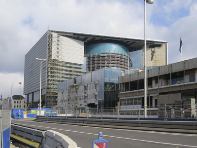 906171 Gezicht op de bouw van het Muziekpaleis (later: TivoliVredenburg), vanaf de Catharijnesingel te Utrecht; rechts ...